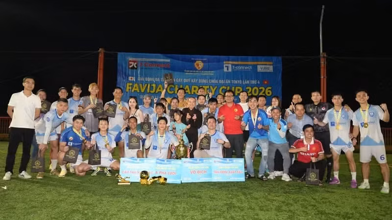 L'équipe du FC T-Connect Binh Dinh a remporté le championnat de la 4e FAVIJA Charity Cup, un tournoi de football caritatif visant à collecter des fonds pour la construction du temple Dai An à Tokyo. Photo : FAVIJA