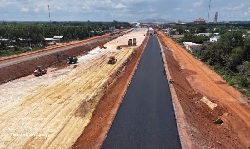 Le secteur de la construction, pilier de l’économie nationale, est appelé à jouer un rôle central pour atteindre une croissance annuelle moyenne du PIB supérieure à 10 %. Photo: VNA