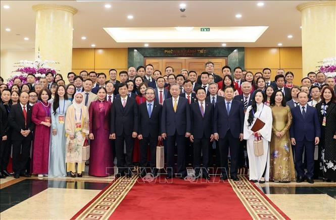 Le secrétaire général To Lam rencontre des Vietnamiens de l'étranger exemplaires participant au "Xuân Quê hương". Photo : VNA.