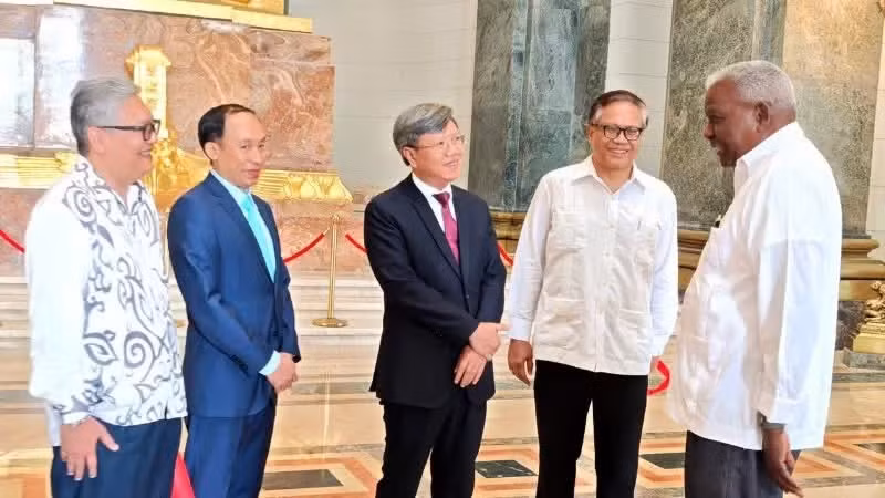 Le président de l'Assemblée nationale et du Conseil d'État de Cuba, Esteban Lazo Hernández, et les ambassadeurs ainsi que les chefs de missions diplomatiques des pays d'Asie et d'Océanie accrédités à Cuba. Photo: Ambassade du Vietnam à Cuba