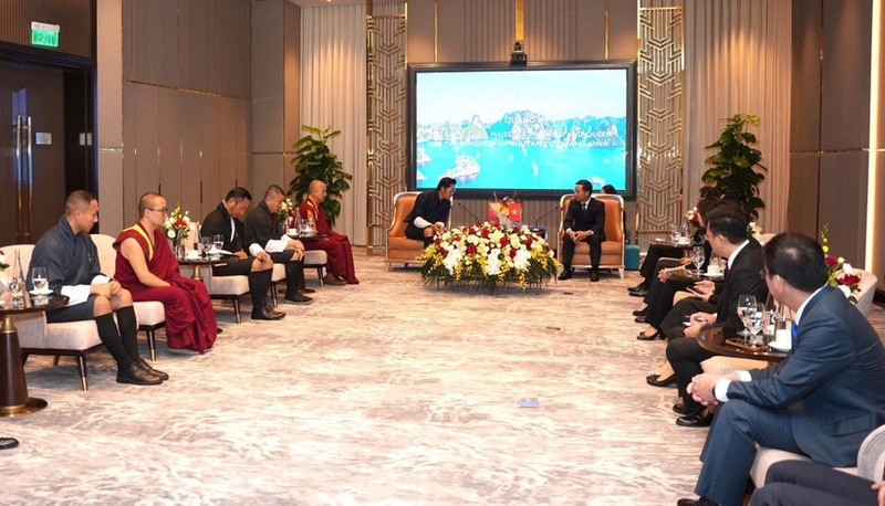 Le président du Comité populaire de la province de Quang Ninh, Pham Duc Ân (à droite), et le roi Jigme Khesar Namgyel Wangchuck du Bhoutan lors de leur rencontre le 21 août. Photo : baoquangninh.vn