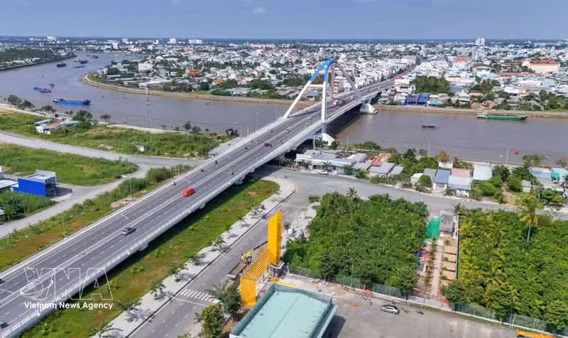 Le pont Tran Hoang Na, qui enjambe la rivière Can Tho. Photo : VNA.