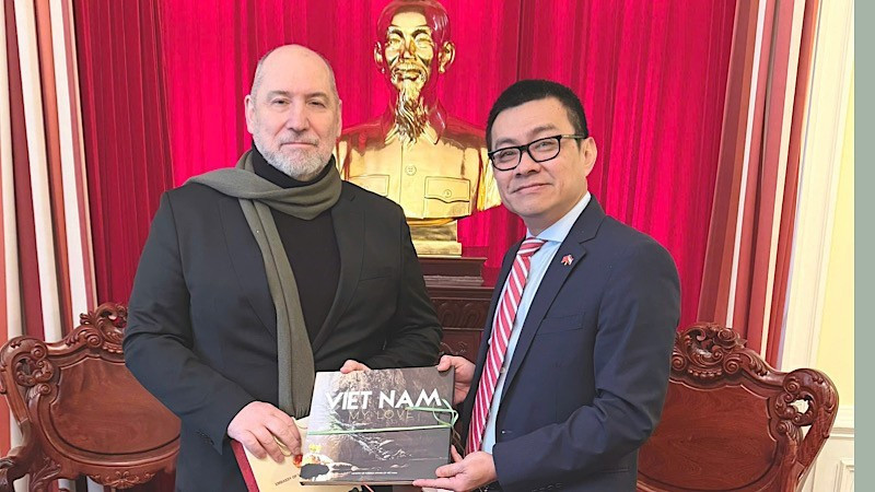 L'ambassadeur Vu Le Thai Hoang lors d'une rencontre avec Gunther Hopfgartner, président du Parti communiste autrichien. Photo : NDEL.