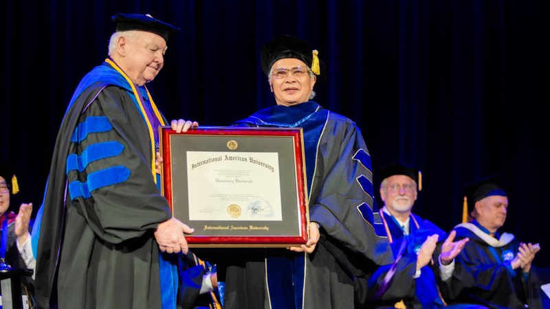 Le docteur, homme d'affaires et ancien combattant Nguyen Xuan Lam, président du Conseil d'Administration de la Société d'Investissement 3H et directeur de la Clinique polyvalente internationale Yersin, est honoré du titre de professeur honoraire par l'Université Internationale Américaine (IAU). Photo: NDEL