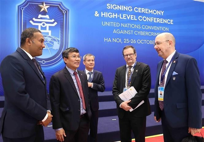 Le vice-ministre permanent vietnamien des Affaires étrangères Nguyen Minh Vu avec les délégués participant à la cérémonie de signature de la Convention de Hanoi le matin du 25 octobre. Photo : VNA.