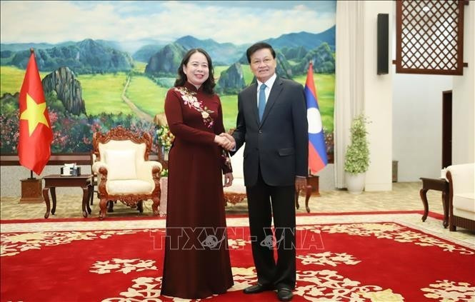 La vice-présidente vietnamienne Vo Thi Anh Xuan et le secrétaire général du Parti populaire révolutionnaire lao (PPRL) et président du Laos, Thongloun Sisoulith. Photo : VNA.