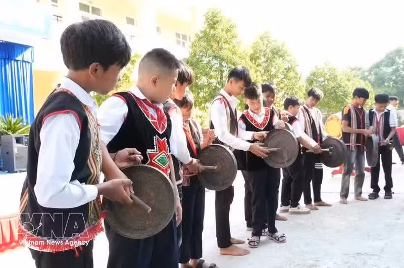 Quang Ngai introduit la culture du gong et la danse xoang dans les écoles, contribuant ainsi à préserver, promouvoir et diffuser la valeur du patrimoine culturel traditionnel. Photo : VNA