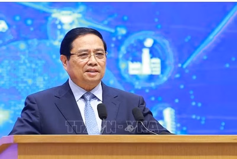 Le Premier ministre Pham Minh Chinh prend la parole, soulignant l’orientation fondée sur l’esprit des « cinq pionniers, cinq “avoir” et cinq “ne pas” ». Photo : VNA.