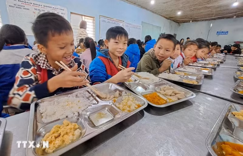 Élèves de l'internat de l'école primaire et secondaire Xin Chai pour minorités ethniques, dans le district de Vi Xuyen, province de Ha Giang, au Nord du Vietnam. Photo : VNA.