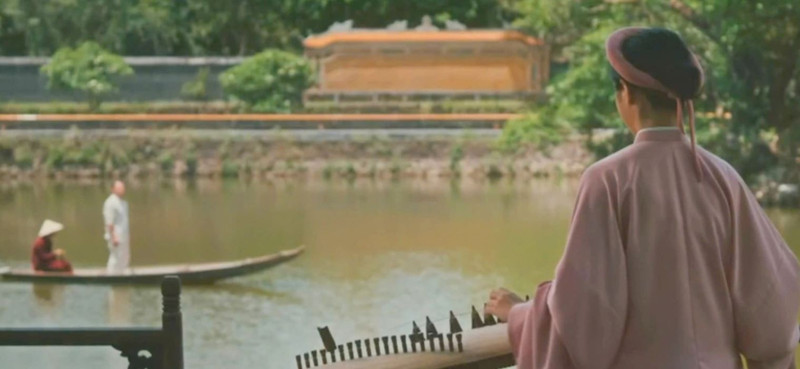 Scène filmée à l'intérieur du tombeau du roi Tu Duc. Photo : extraite d'une vidéo.