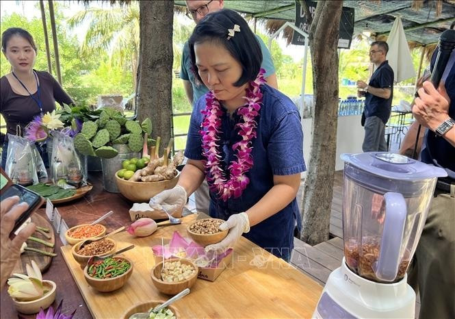 Un en-cas traditionnel préparé au Dubua Café, une destination de bien-être emblématique de la Thaïlande, située dans la province de Nakhon Pathom. Photo : VNA.