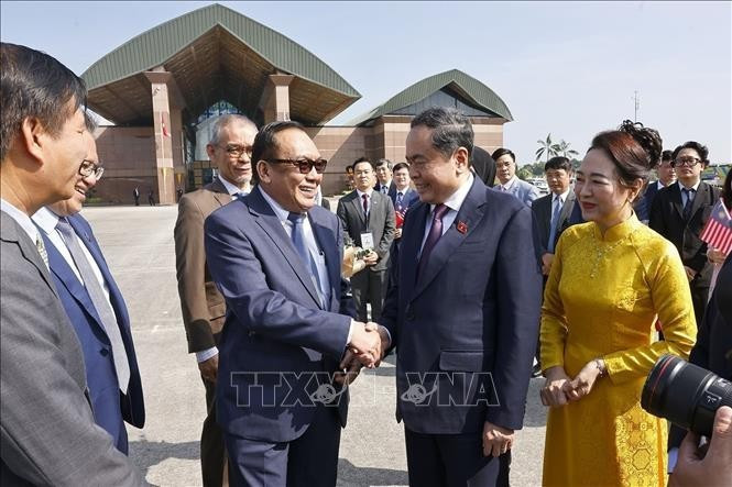 Le président du Sénat malaisien, Dato' Awang Bemee Awang Ali Basah, fait ses adieux au président de l'Assemblée nationale, Tran Thanh Man (à droite), et à son épouse. Photo : VNA.