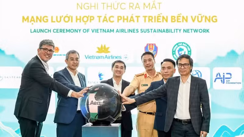 Lors de la cérémonie de signature du Règlement sur la coordination du transport des tissus et organes humanitaires. Photo: NDEL