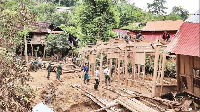 Le Premier ministre a ordonné aux dirigeants locaux de parachever la « Campagne Quang Trung » lancée par lui-même pour accélérer la reconstruction des maisons détruites ou endommagées après les catastrophes naturelles. Photo : https://baochinhphu.vn