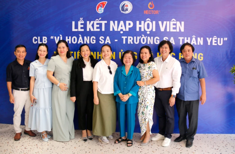 L'ancien vice-président Truong My Hoa prend une photo souvenir avec des dirigeants de la société par actions Lavite. Photo : VNA.