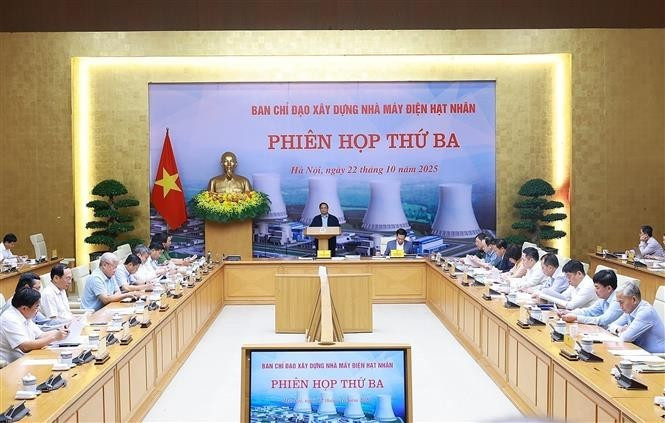 Le Premier ministre Pham Minh Chinh, chef du Comité de pilotage pour la construction de la centrale nucléaire, a présidé la troisième réunion du Comité dans l'après-midi du 22 octobre. Photo : VNA.