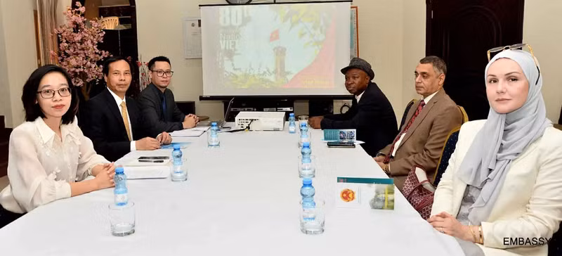 L'ambassadeur Nguyen Huy Hiep a exprimé son souhait que les agences de presse qataries continuent de l'accompagner dans la diffusion d'informations sur le peuple et le pays vietnamiens. Photo: baoquocte