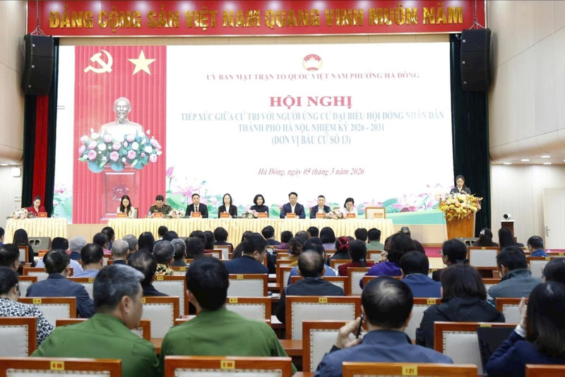 Vue de la rencontre entre les électeurs et les candidats au Conseil populaire de la ville de Hanoï, mandat 2026-2031 (circonscription électorale n° 13). Photo : Nguyen Loi