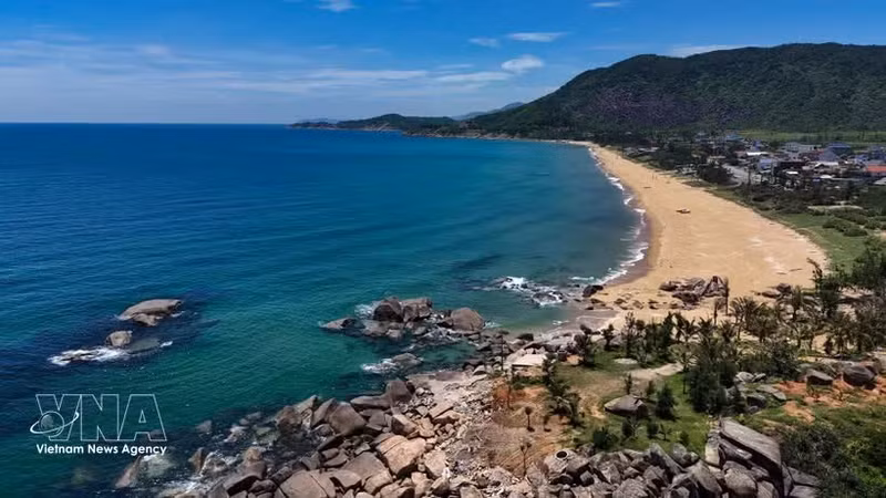 La plage de Ky Xuan (province de Ha Tinh) possède un long littoral, du sable fin et une beauté naturelle préservée. Photo : VNA.