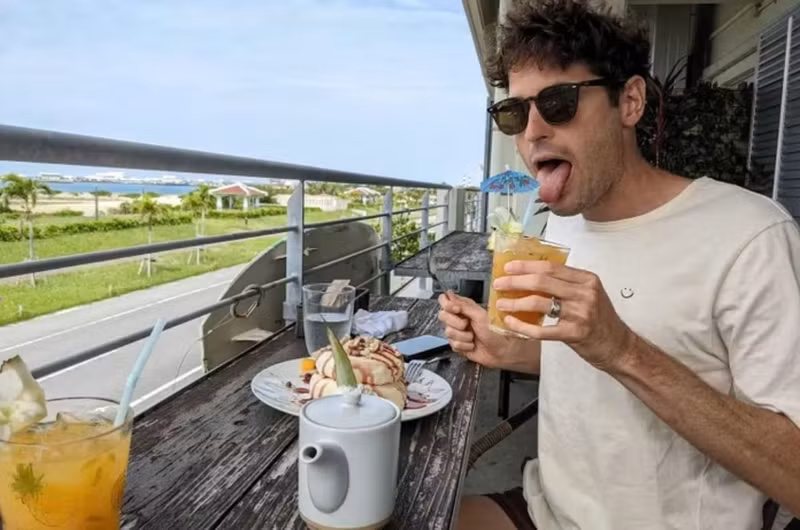Paul Marshall savoure des cocktails et des crêpes moelleuses lors de son voyage au Japon. Photo : Paul Marshall.