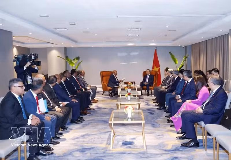 Le secrétaire général du Parti communiste du Vietnam et président vietnamien, To Lam, rencontre à Colombo, Mohan Pandithage, PDG du groupe Hayleys PLC. Photo : VNA