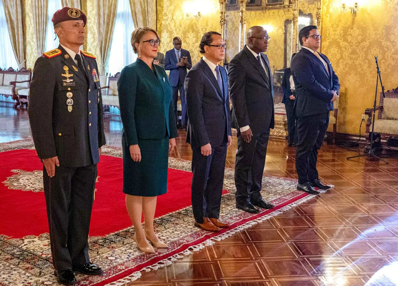L'ambassadeur Nguyen Viet Cuong présente ses lettres de créance au président de la République de l'Équateur, Daniel Noboa. Photo: baoquocte