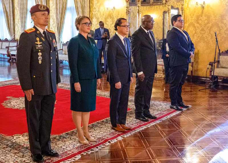 L'ambassadeur Nguyen Viet Cuong présente ses lettres de créance au président de la République de l'Équateur, Daniel Noboa. Photo: baoquocte