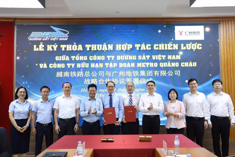 Lors de la cérémonie de signature de l'accord de coopération stratégique entre les deux partenaires ferroviaires vietnamien et chinois. Photo: baodautu