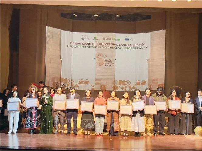 La directrice du Département de la Culture et des Sports de Hanoï, Mme Bach Lien Huong (3e, gauche), remet le certificat d'espace culturel créatif de Hanoï aux représentants des espaces culturels créatifs. Photo : VNA.