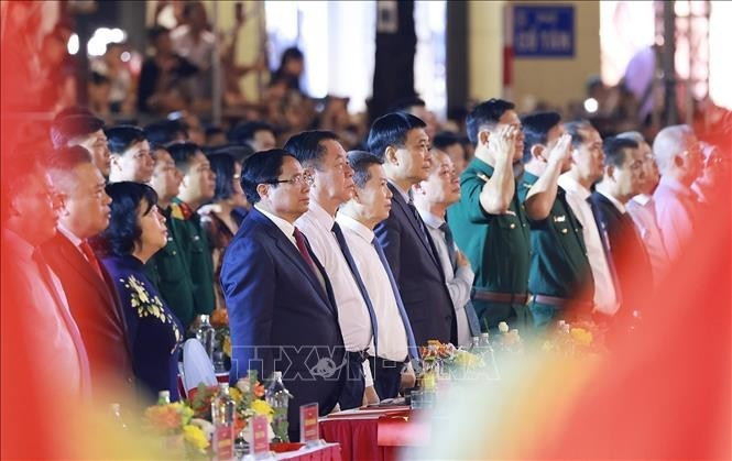 Le Premier ministre Pham Minh Chinh et des délégués assistent au programme artistique spécial. Photo : VNA.