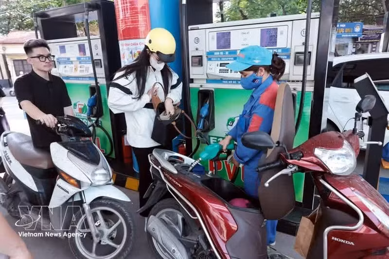 Vente de carburants dans une station-service de PVOIL le 1er juin. Photo : VNA