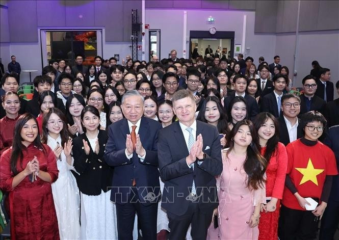 Le secrétaire général To Lam, le président de l'Université Aalto, Ilkka Niemela, avec des étudiants vietnamiens étudiant en Finlande. Photo : VNA.