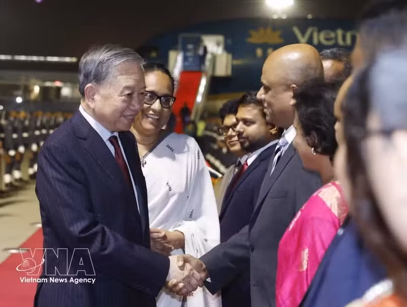 Le secrétaire général du Comité central du Parti communiste du Vietnam (PCV) et président de la République, To Lam, et la Première ministre sri-lankaise, Harini Amarasuriya, à l'aéroport international Bandaranaike de Colombo. Photo : VNA.