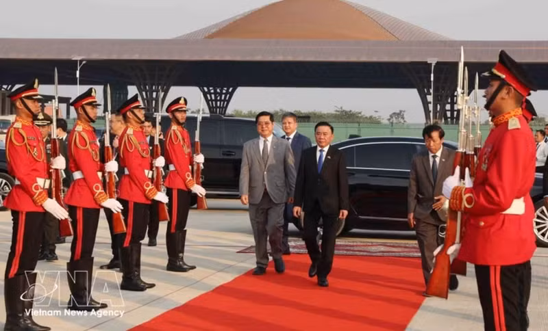 Le membre permanent du Secrétariat du Parti Tran Cam Tu quitte l’aéroport de Techo pour revernir au Vietnam. Photo : VNA.
