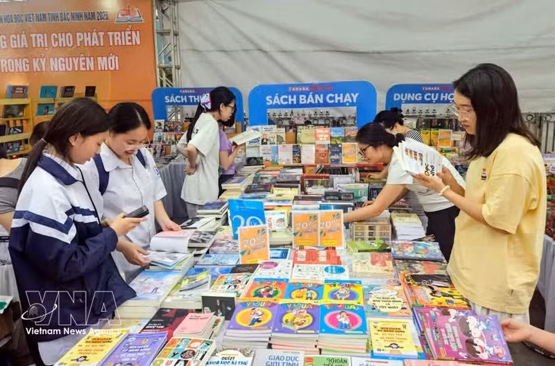 Des expositions et des présentations de livres contribuent à promouvoir la lecture au sein de la communauté. Photo : VNA.