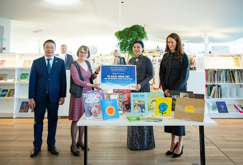 Mme Ngo Phong Ly (2e à droite) offre des livres à la Bibliothèque centrale Oodi. Photo : VNA.