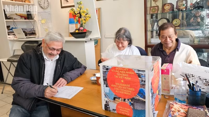 Au 26 octobre, les Vietnamiens en France ont contribué à hauteur de 20 000 euros pour soutenir les victimes des inondations au Vietnam. Photo: NDEL