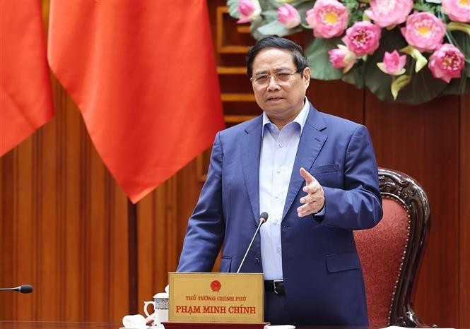 Le Premier ministre Pham Minh Chinh préside une réunion de la Permanence du gouvernement visant à évaluer la situation et à mettre en œuvre de mesures urgentes pour remédier aux conséquences du typhon n°11 (Matmo) et des inondations qui ont suivi. Photo : VNA.