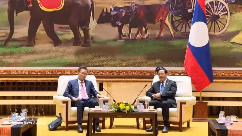 Le Premier ministre lao Sonexay Siphandone (droite) reçoit l'auditeur général du Vietnam Nguyen Huu Nghia. Photo : VNA.
