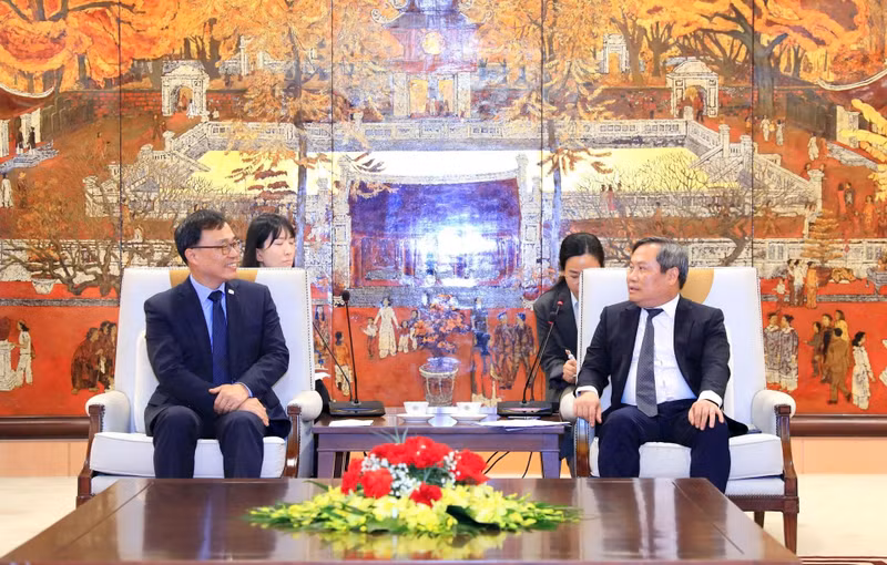 Le président du Comité populaire de Hanoï, Vu Dai Thang (à droite), et l'ambassadeur de la République de Corée au Vietnam, Choi Youngsam. Photo : hanoimoi