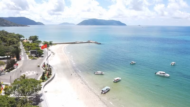 Vue du centre de Con Dao et du quai historique 914. Photo: VNA