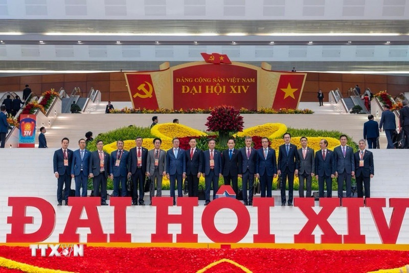 L’ambassadeur du Vietnam en France, Trinh Duc Hai (troisième à partir de la droite) avec des délégués participant au 14e Congrès national du Parti. Photo : VNA.