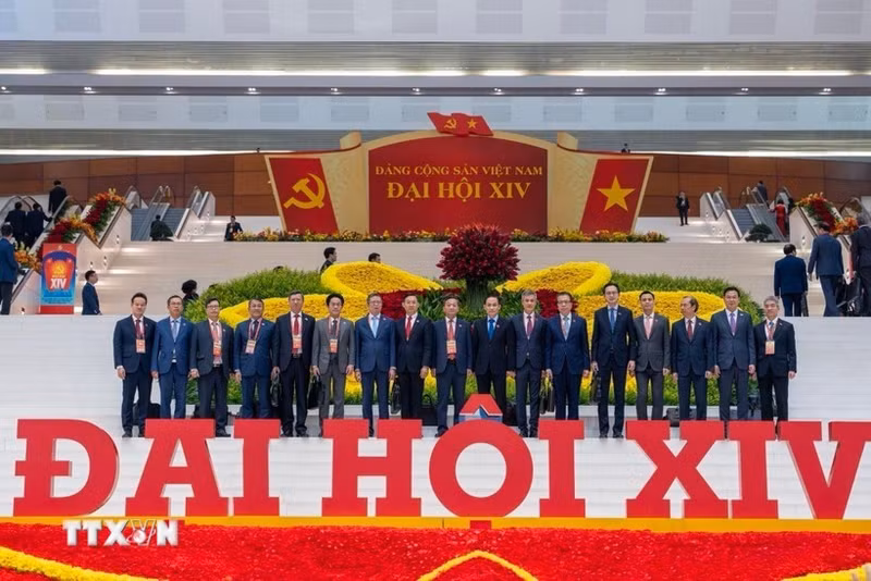 L’ambassadeur du Vietnam en France, Trinh Duc Hai (troisième à partir de la droite) avec des délégués participant au 14e Congrès national du Parti. Photo : VNA.