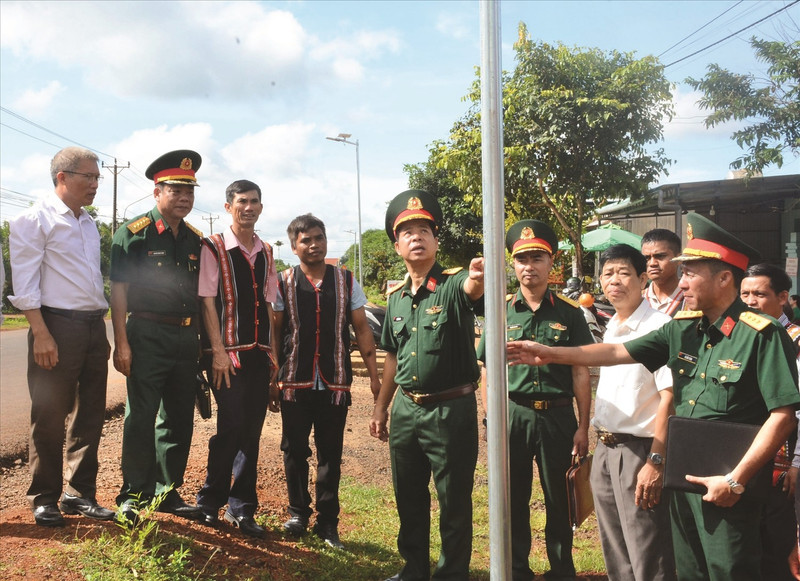 Les responsables du Corps d'Armée 15 et les représentants des autorités locales ont inspecté la qualité du projet « L'éclat du village ». Photo : baodantoc.vn