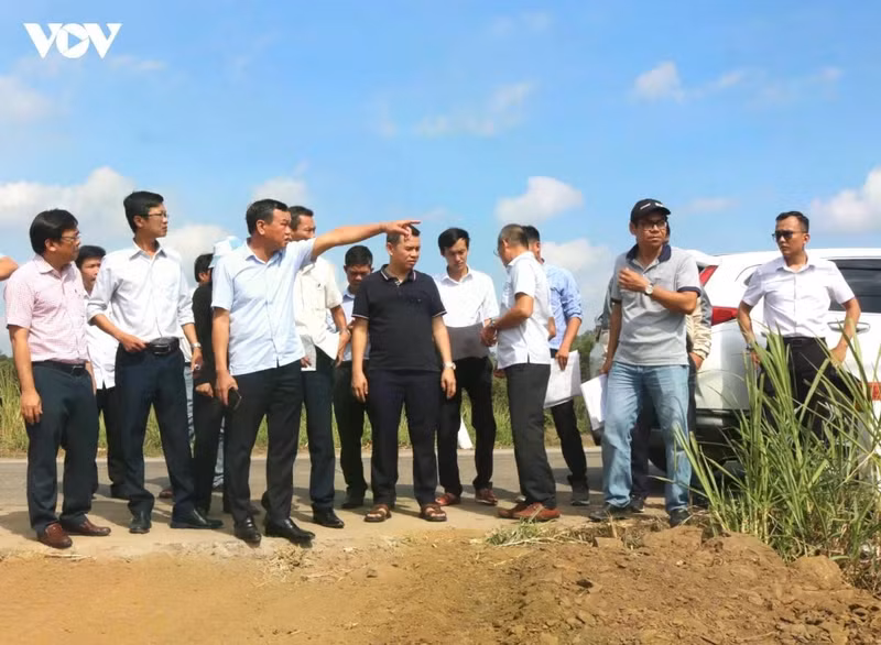 Les dirigeants de la province de Dak Lak effectuent des visites de contrôle sur le terrain et mettent en place des cellules d'urgence pour accélérer l'exécution des projets touristiques majeurs. Photo : VOV