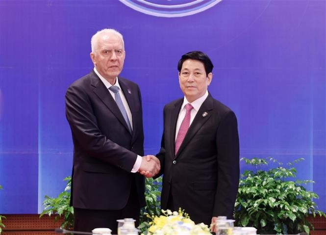Le président Luong Cuong (à droite) et le procureur général de la Fédération de Russie, Alexander Gutsan, à Hanoi, le 25 octobre. Photo : VNA.