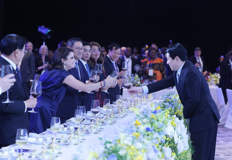 Le président de la République Luong Cuong (droite) et les délédués internationaux. Photo : VNA.