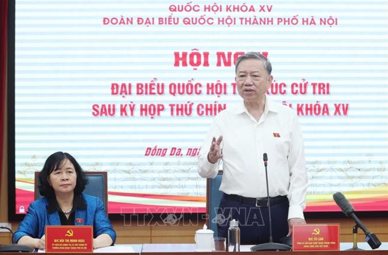 Le secrétaire général du Comité central du Parti communiste du Vietnam To Lam rencontre des électeurs de Hanoï. ¨Photo : VNA.