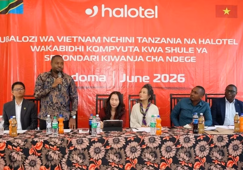 Pascal Masalu, chef de cabinet chargé des affaires politiques et des relations internationales du CCM, prend la parole lors de cet événement. Photo: Ambassade du Vietnam en Tanzanie