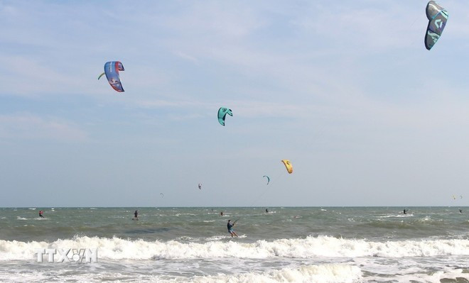Le quartier de Mui Ne, province de Lam Dong, affirme progressivement sa nouvelle position, non seulement comme destination de villégiature réputée, mais aussi comme l’un des hauts lieux du tourisme sportif maritime au Vietnam et dans la région. Photo: VNA